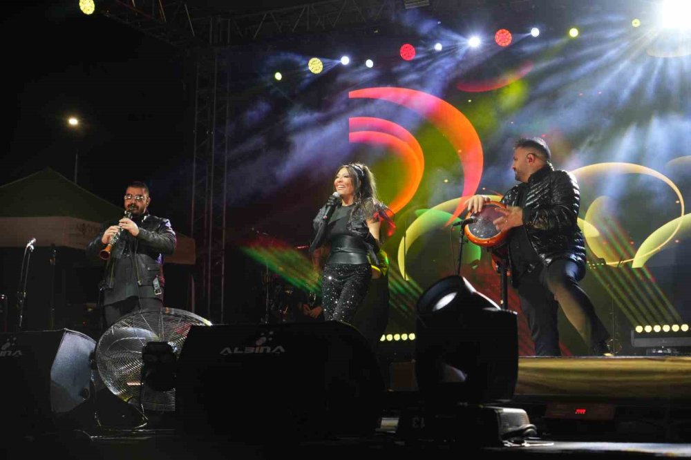 30 kilo veren yıldız isme sahnede tahrik eden sürpriz