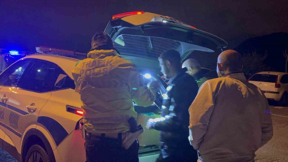 Polisten kaçarken düşünmeyen sürücü gazetecilere sardı, babasının azarıyla kendine geldi