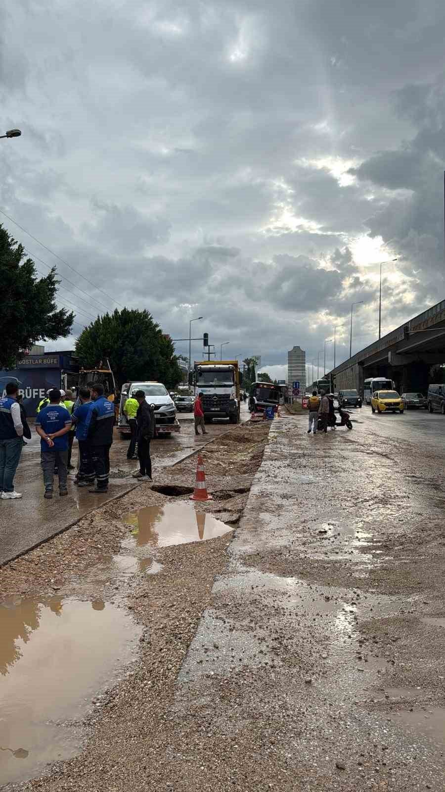 Antalya Altyapı Hatalarının Bedelini Ödüyor: Yağışlar Ana Arterde Çöküşe Neden Oldu