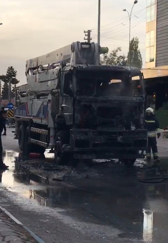 Ereğli'de Beton Pompası Yangını: 2 Otomobil Zarar Gördü