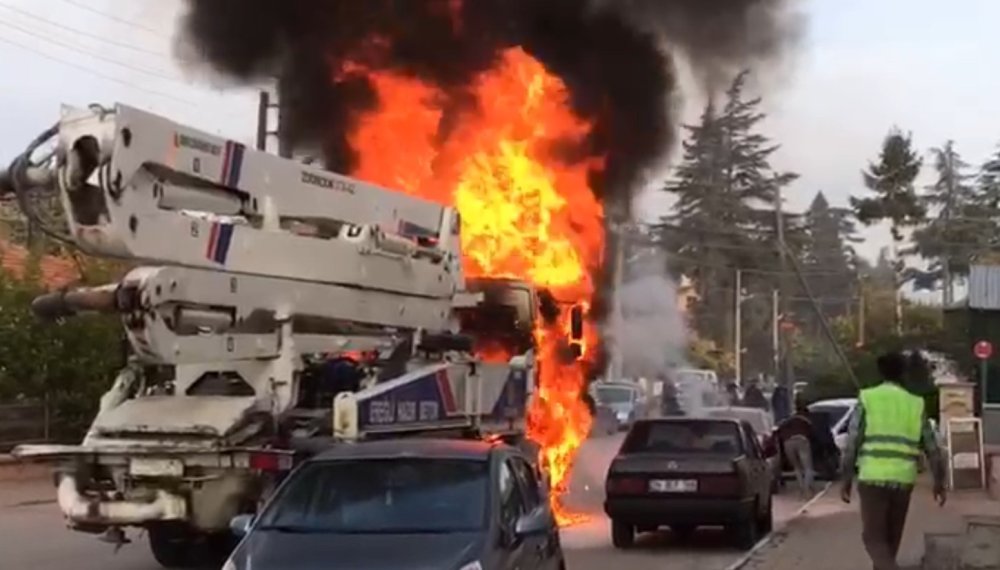 Ereğli'de Beton Pompası Yangını: 2 Otomobil Zarar Gördü