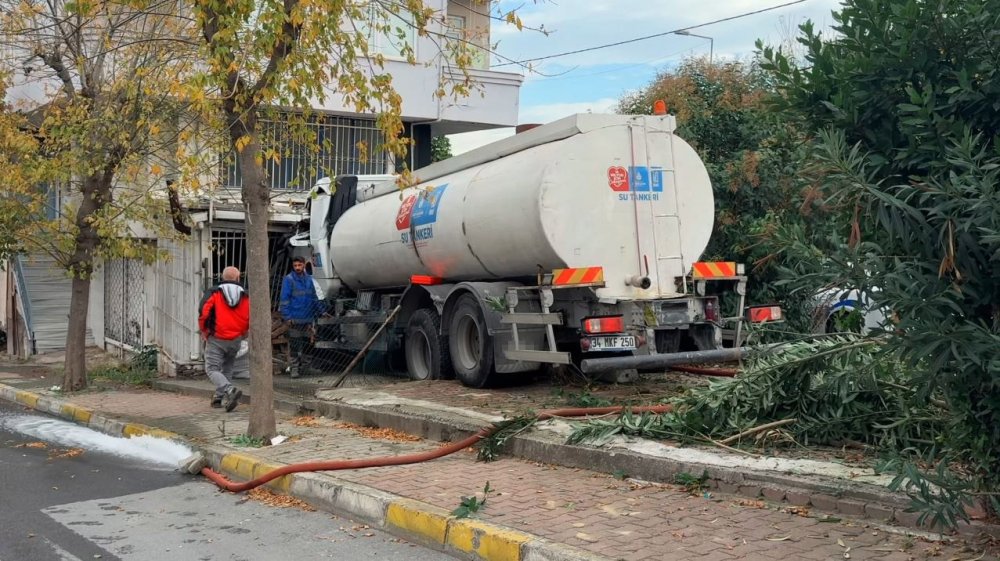 İSKİ’ye ait su tankeri iş yerine girdi