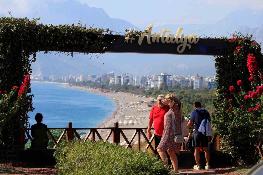 Antalya yaza doyamadı: Hava 26 derece