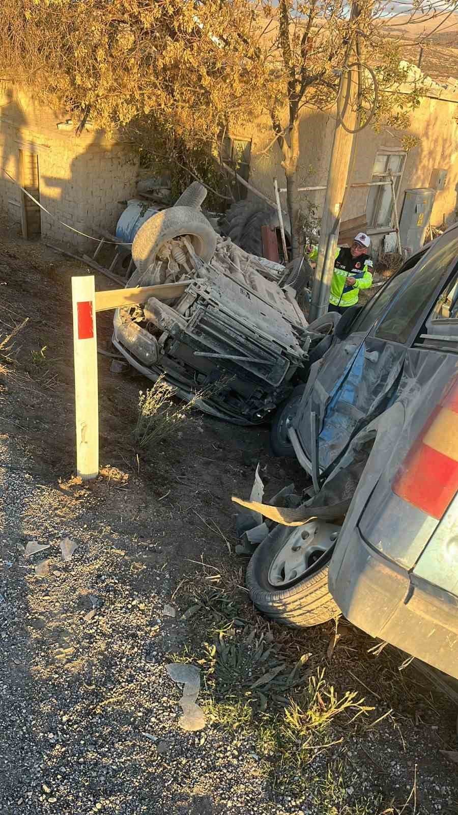 Aynı yönde ilerleyen 2 araç çarpıştı: Sürücü kurtarılamadı