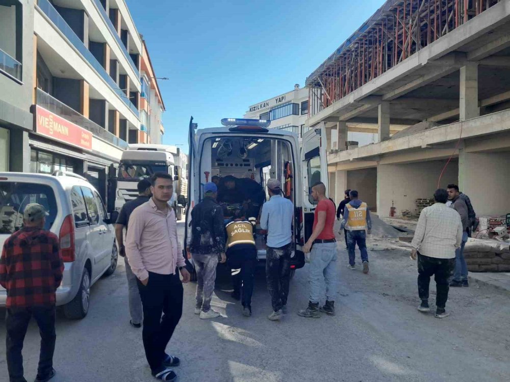 İnşaatta yüksekten düşen işçi yaralandı