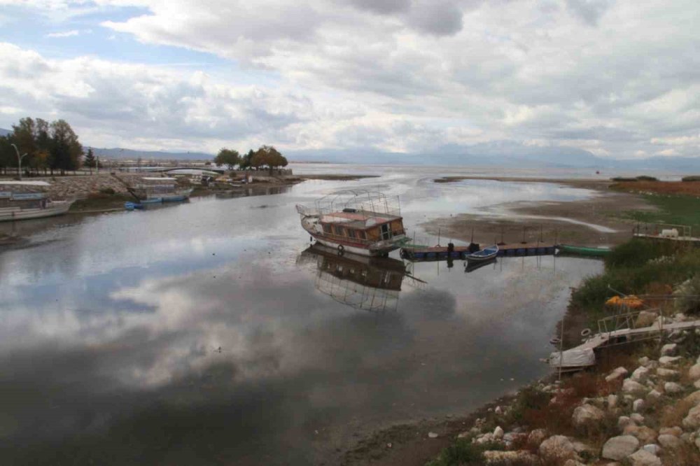 Kayıkla gezilen gölde şimdi yürüyüş yapılıyor