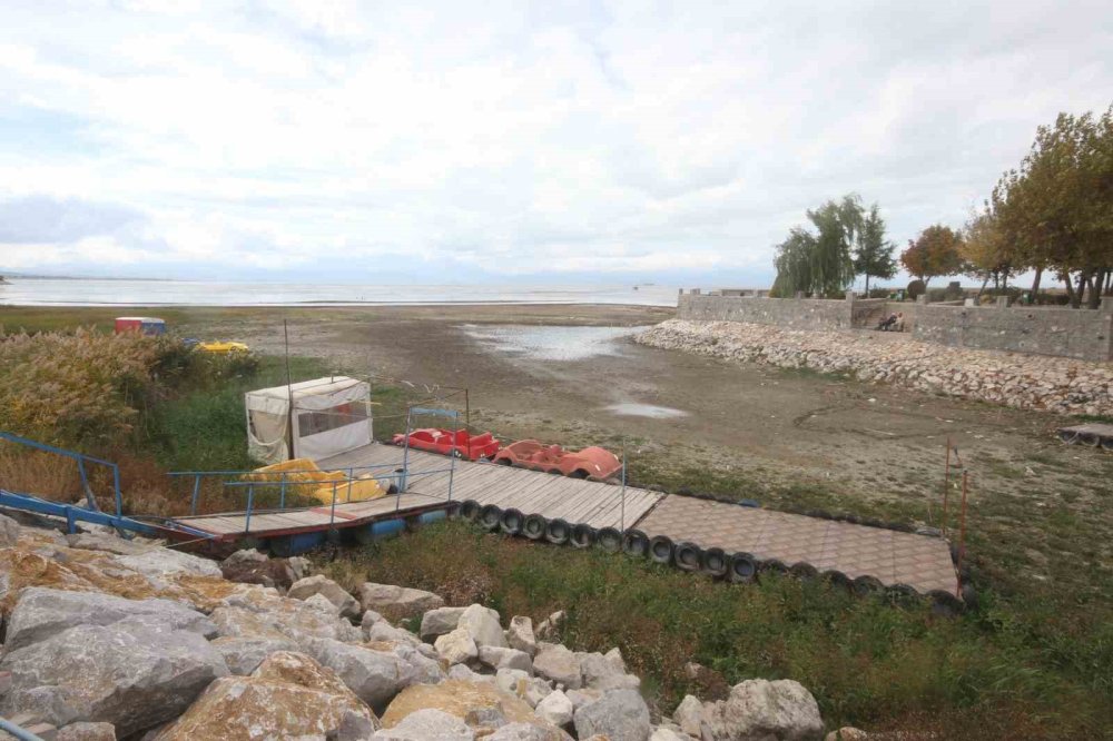 Kayıkla gezilen gölde şimdi yürüyüş yapılıyor