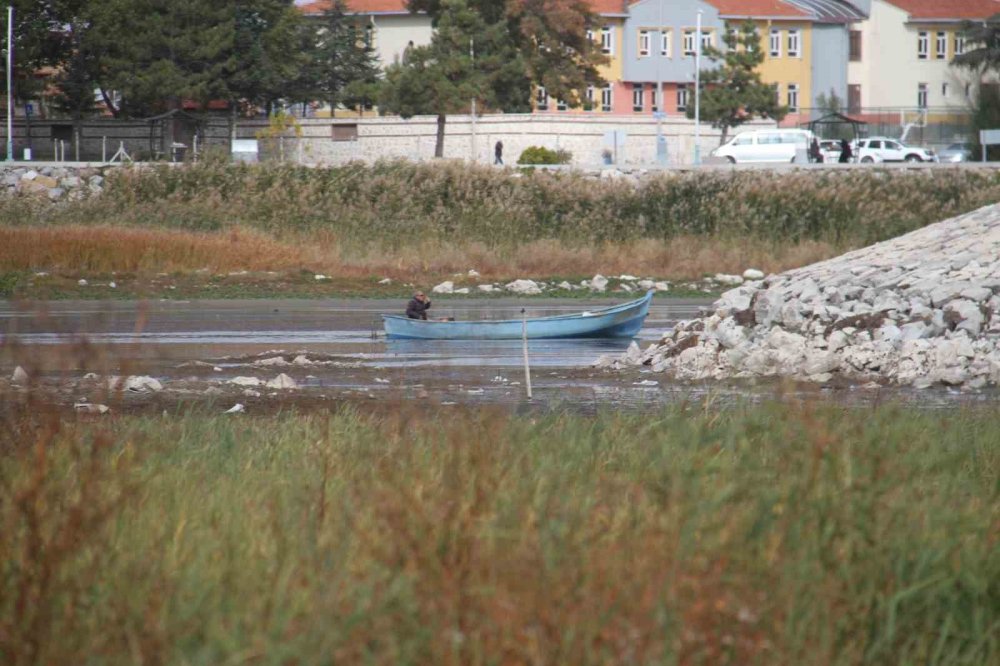 Kayıkla gezilen gölde şimdi yürüyüş yapılıyor