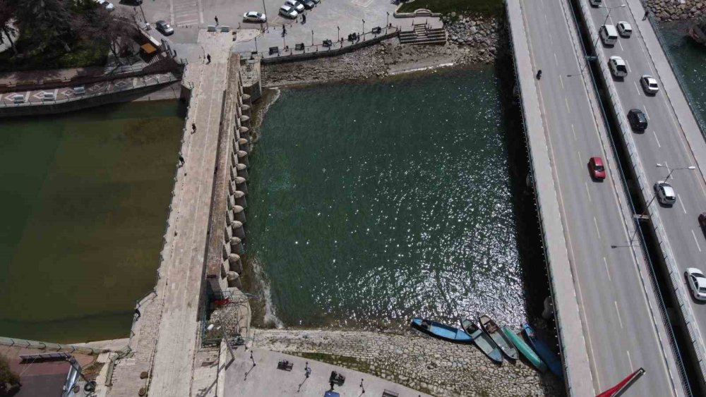 Kayıkla gezilen gölde şimdi yürüyüş yapılıyor