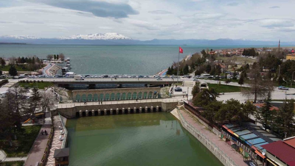 Kayıkla gezilen gölde şimdi yürüyüş yapılıyor