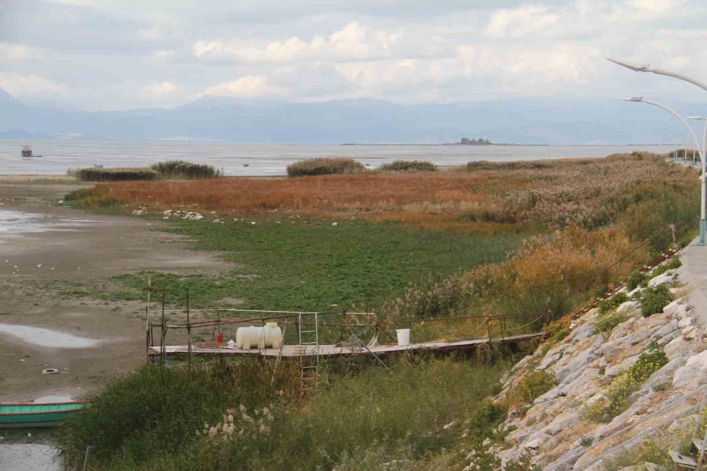 Kayıkla gezilen gölde şimdi yürüyüş yapılıyor