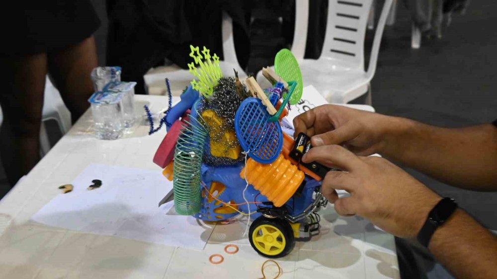 Türkiye’nin en çirkin robotları sahneye çıktı