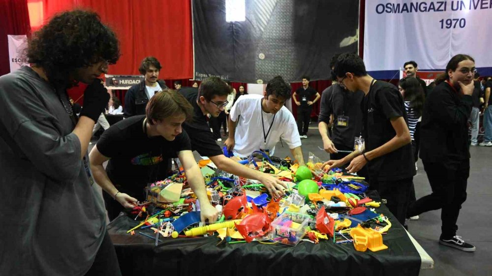 Türkiye’nin en çirkin robotları sahneye çıktı