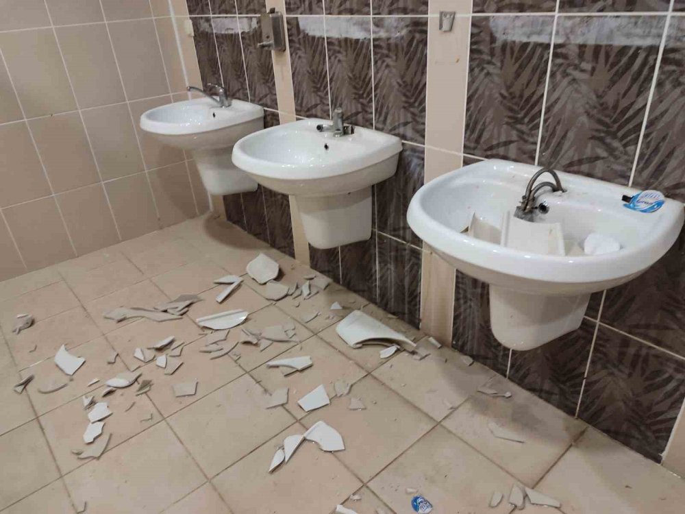 Afyonkarahisar’da olaylı maç, binlerce koltuğu söküp sahaya attılar