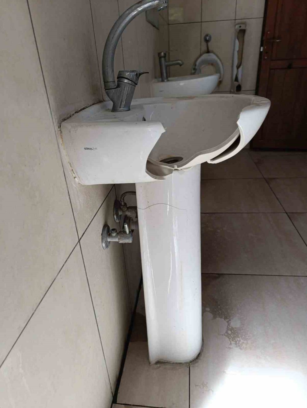 Yanına kalmadı: Caminin lavabolarını kıran şahıs yakalandı