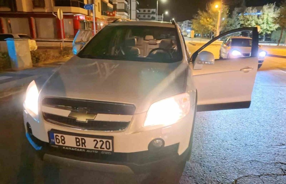 Aksaray'da Yol Ortasında 'Gizemli' Araç Alarmı: Hareketsiz Yatan Şahıs Ekipleri Harekete Geçirdi