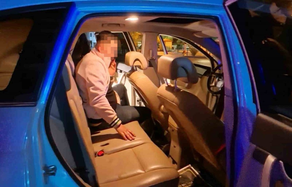 Aksaray'da Yol Ortasında 'Gizemli' Araç Alarmı: Hareketsiz Yatan Şahıs Ekipleri Harekete Geçirdi