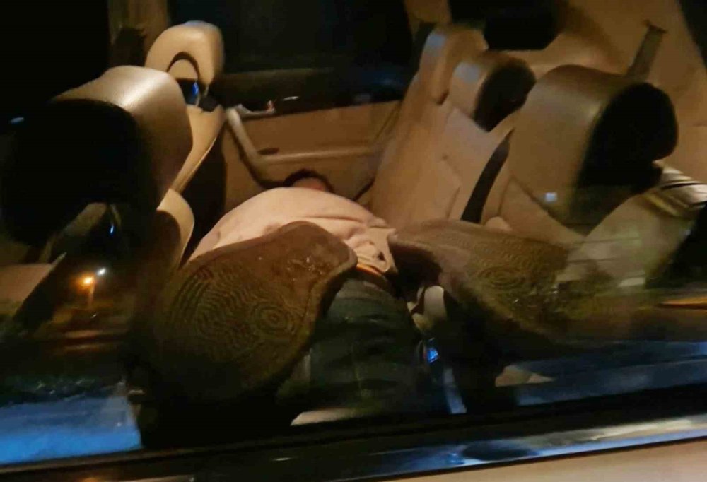 Aksaray'da Yol Ortasında 'Gizemli' Araç Alarmı: Hareketsiz Yatan Şahıs Ekipleri Harekete Geçirdi