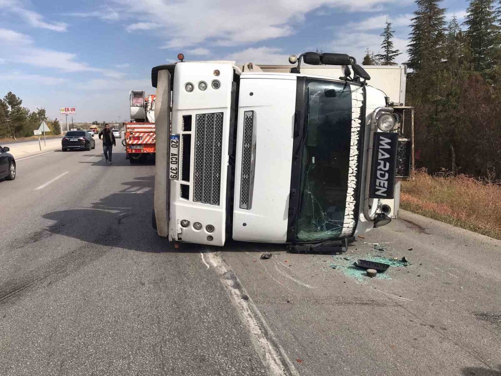 Ereğli Şeker Fabrikası Önünde Kamyon Devrildi: Sürücü Yaralı Kurtuldu