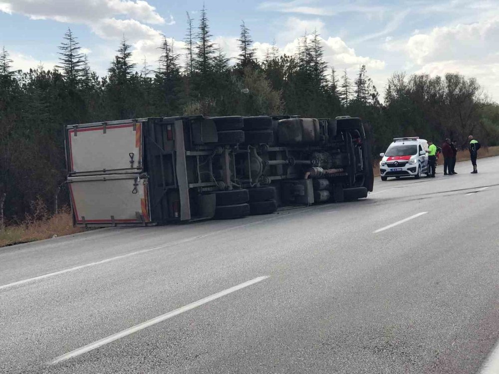 Ereğli Şeker Fabrikası Önünde Kamyon Devrildi: Sürücü Yaralı Kurtuldu
