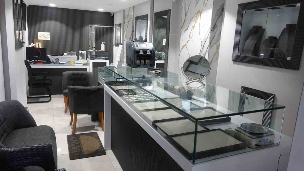 Kameraları boyayıp, çelik kasayı deldiler: 5 kilo altın çalıp kaçtılar