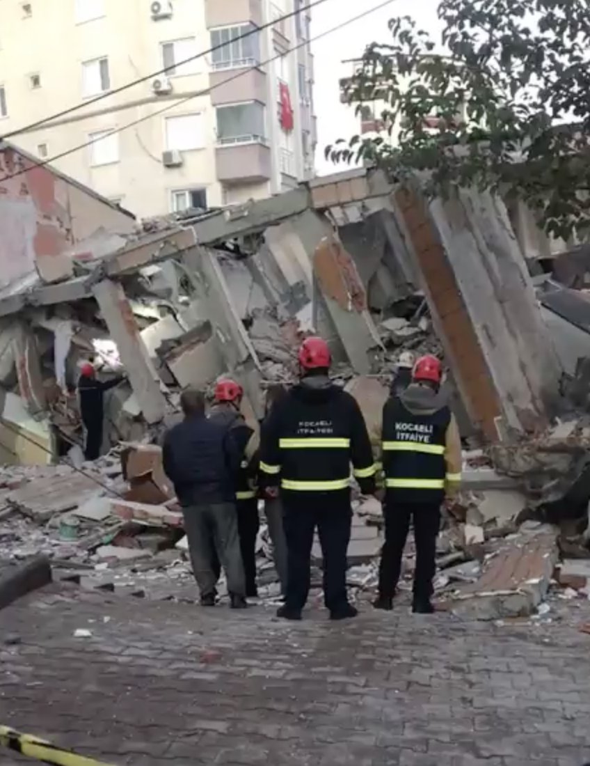 6 Katlı Bina Çöktü! Bölgede Tedirgin Bekleyiş