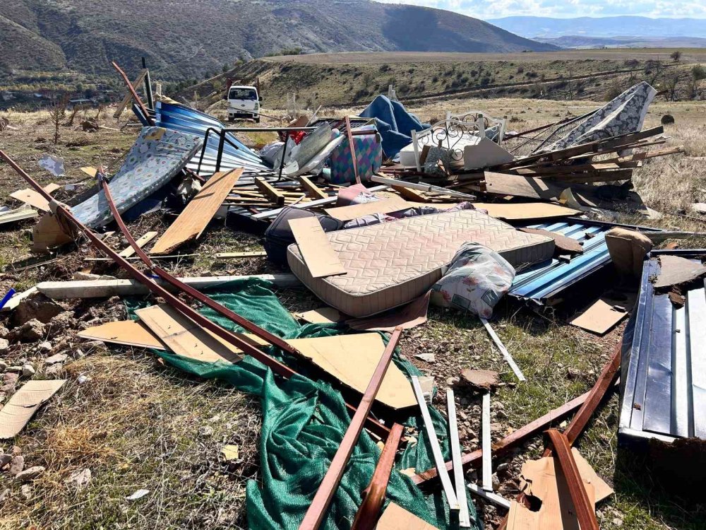 Ankara'da fırtınanın hasarı gün ağarınca ortaya çıktı
