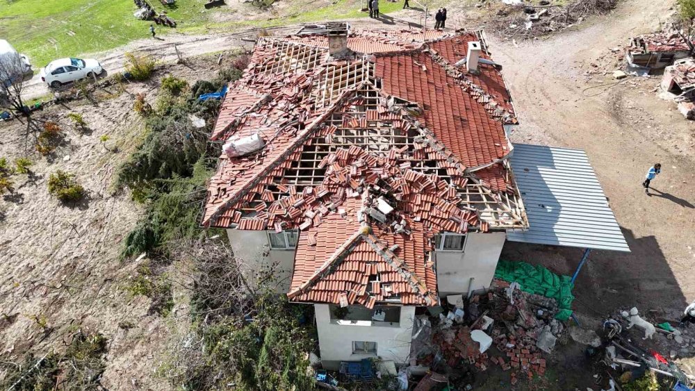Ankara'da fırtınanın hasarı gün ağarınca ortaya çıktı