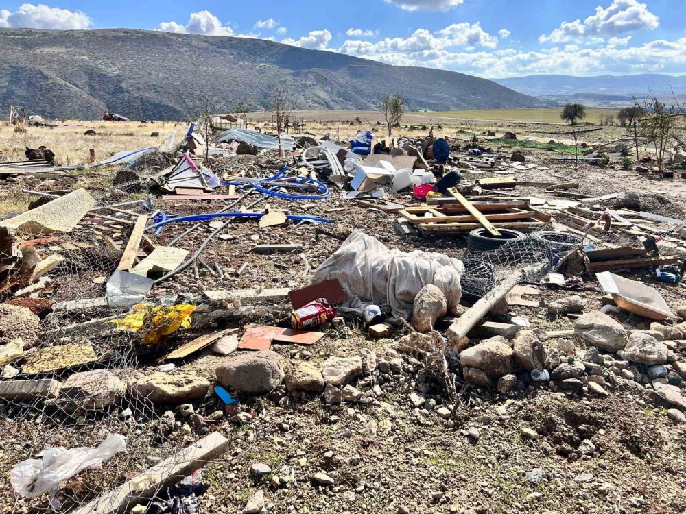 Ankara'da fırtınanın hasarı gün ağarınca ortaya çıktı