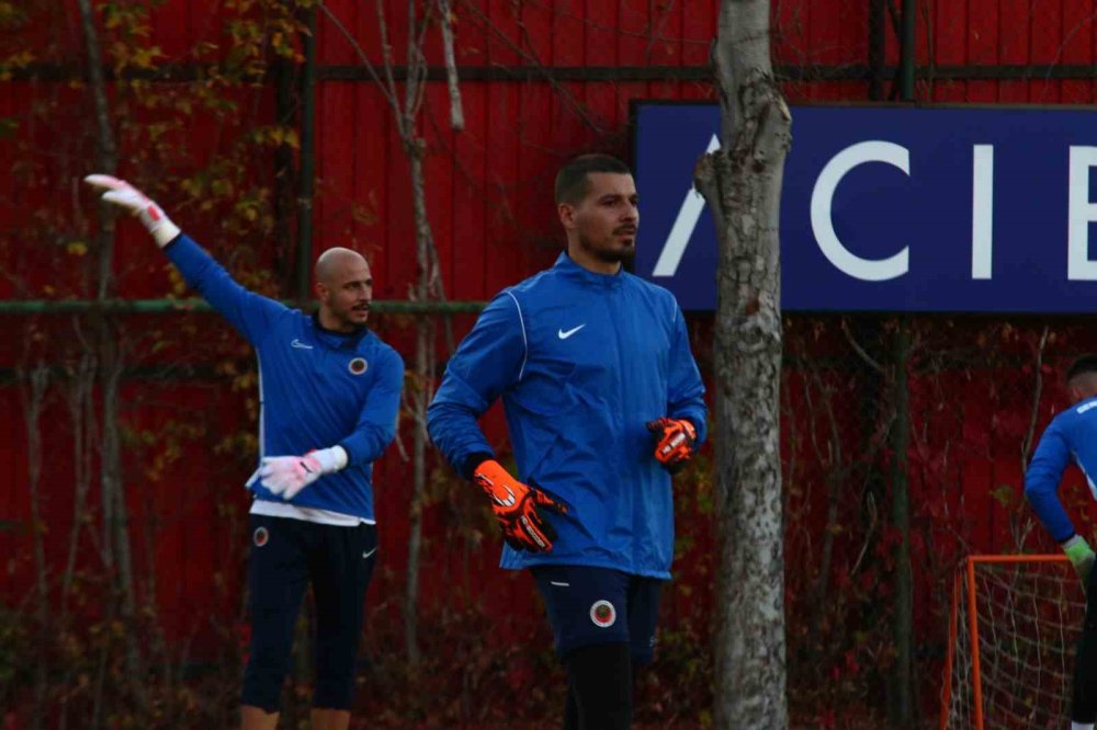 Pastayı kesti antrenmana çıktı