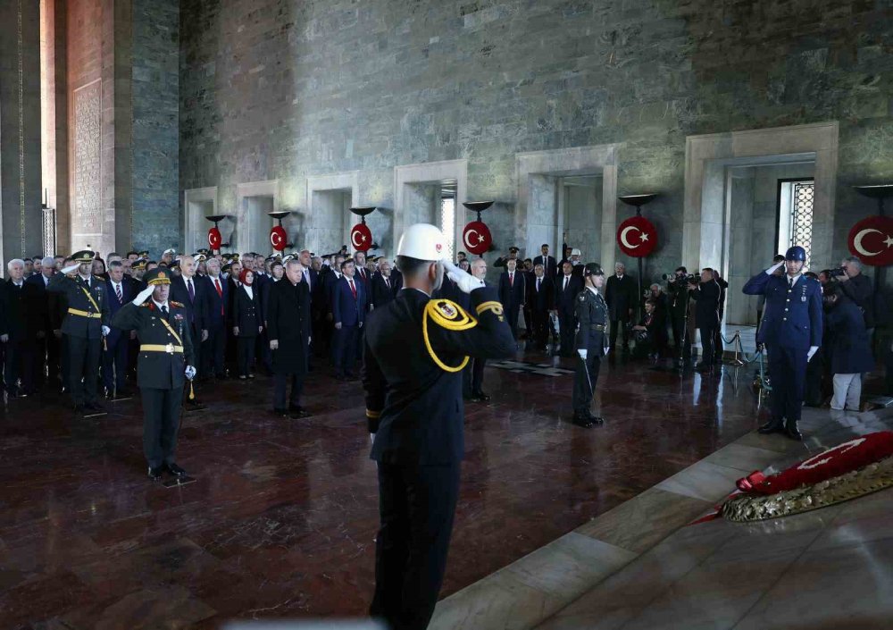 Son Başkomutan orduyu arkasına alıp ilk Başkomutan'ı ziyaret etti