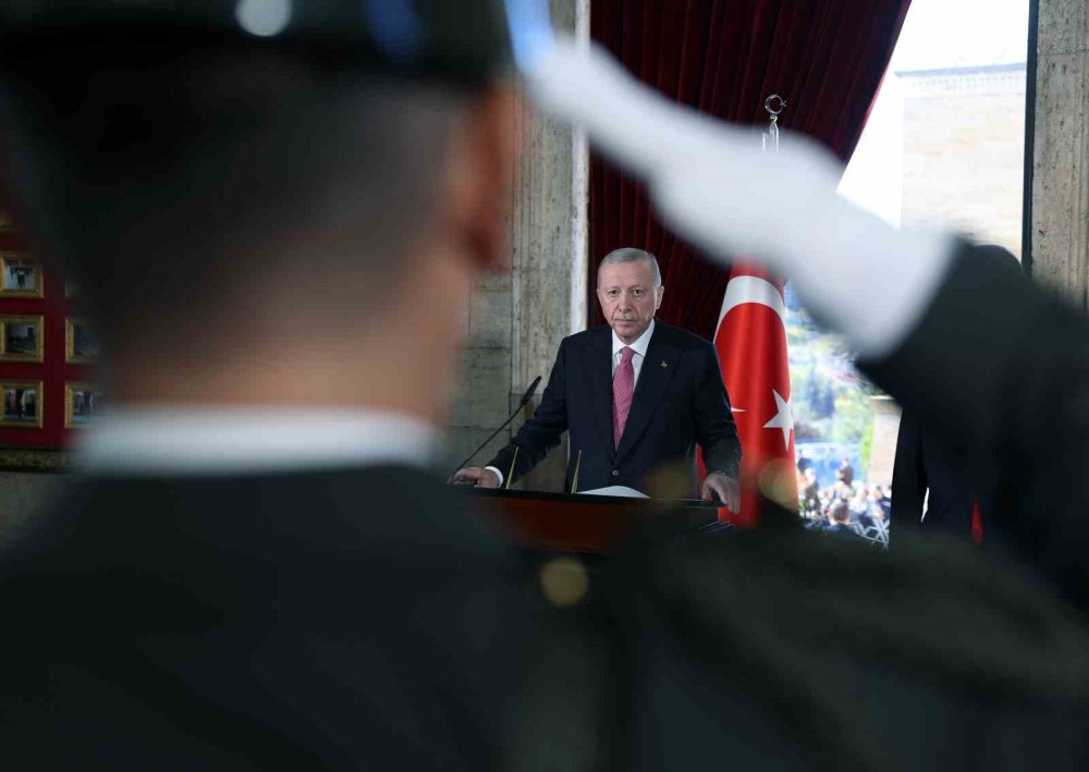 Son Başkomutan orduyu arkasına alıp ilk Başkomutan'ı ziyaret etti