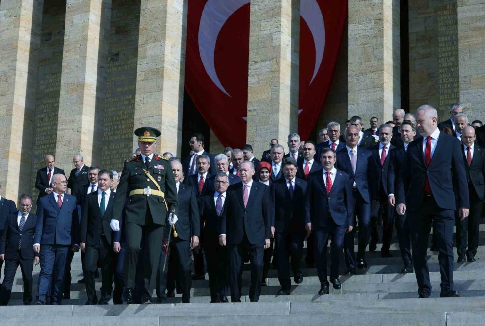 Son Başkomutan orduyu arkasına alıp ilk Başkomutan'ı ziyaret etti