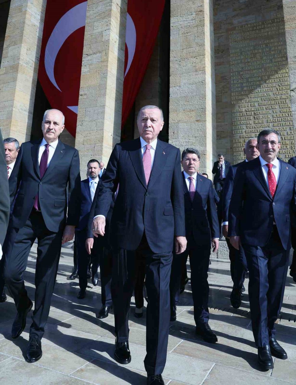 Son Başkomutan orduyu arkasına alıp ilk Başkomutan'ı ziyaret etti