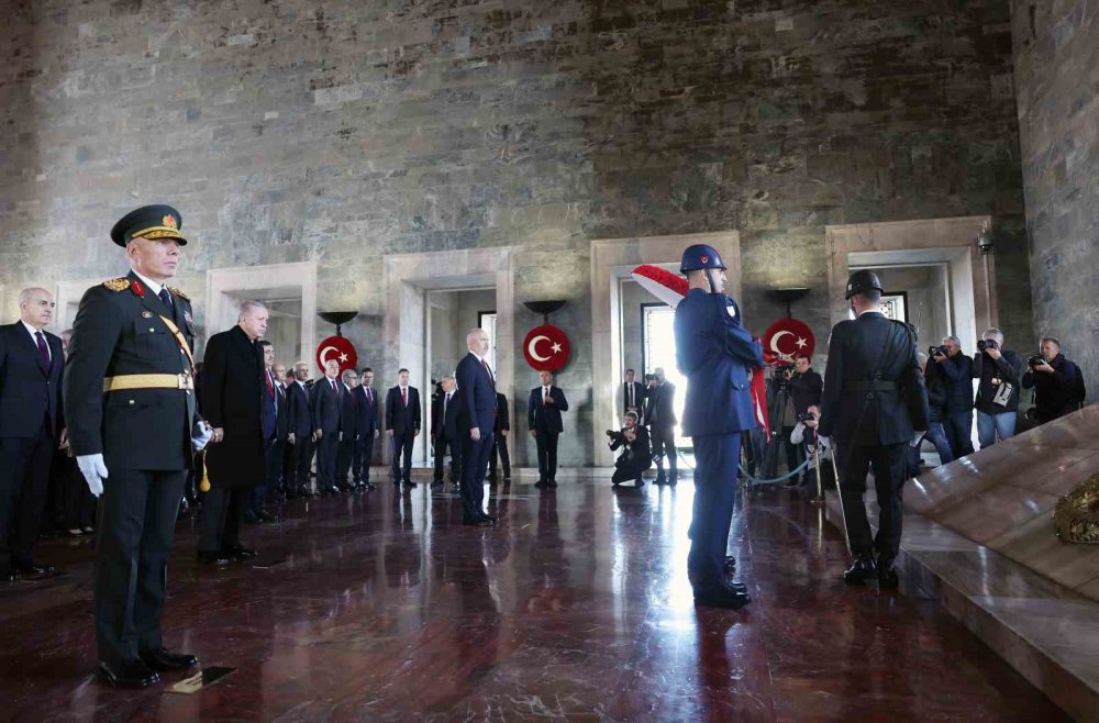 Son Başkomutan orduyu arkasına alıp ilk Başkomutan'ı ziyaret etti