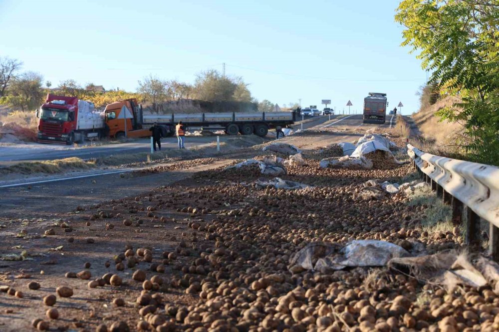 Tır devrildi yol patates oldu