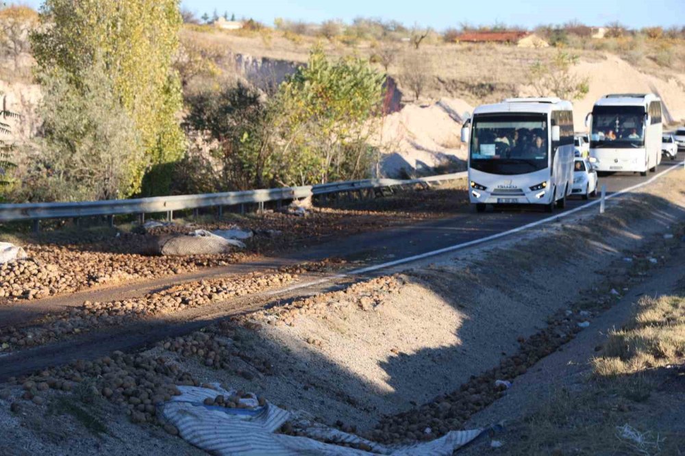 Tır devrildi yol patates oldu