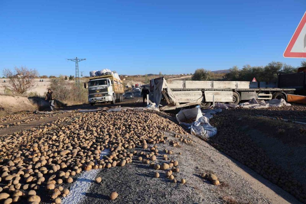 Tır devrildi yol patates oldu