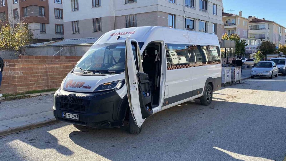 Tramvay minibüse çarptı