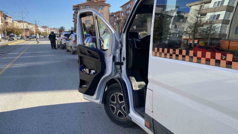 Tramvay minibüse çarptı