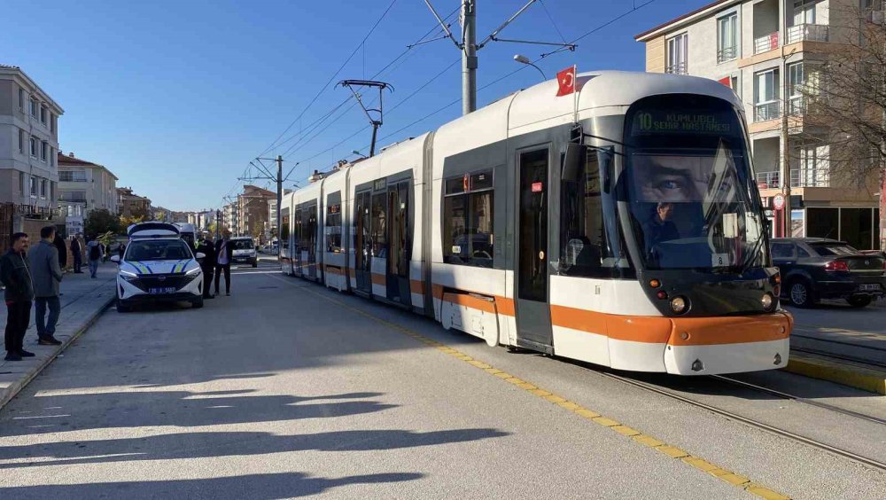 Tramvay minibüse çarptı