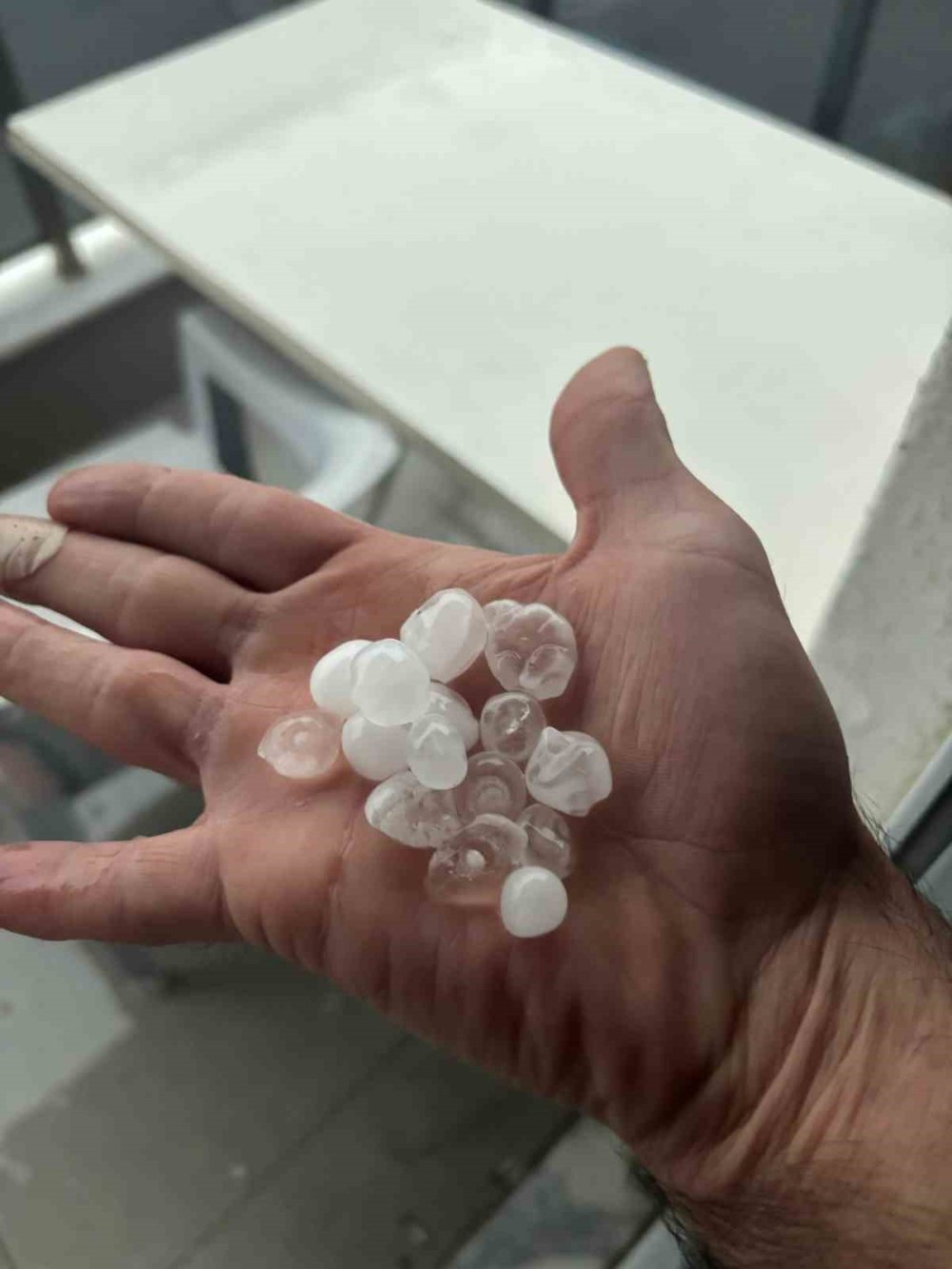 Yağış sonrası görenler Antalya'ya kar yağdı sandı