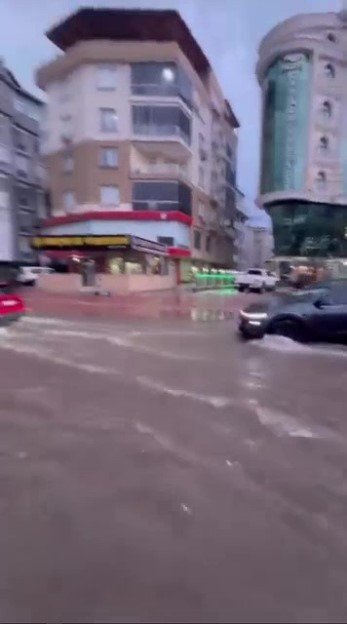 Yağış sonrası görenler Antalya'ya kar yağdı sandı