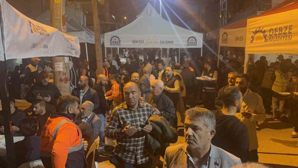 Enkazda ailesini kaybeden 18 yaşındaki Dilara, dayısına emanet