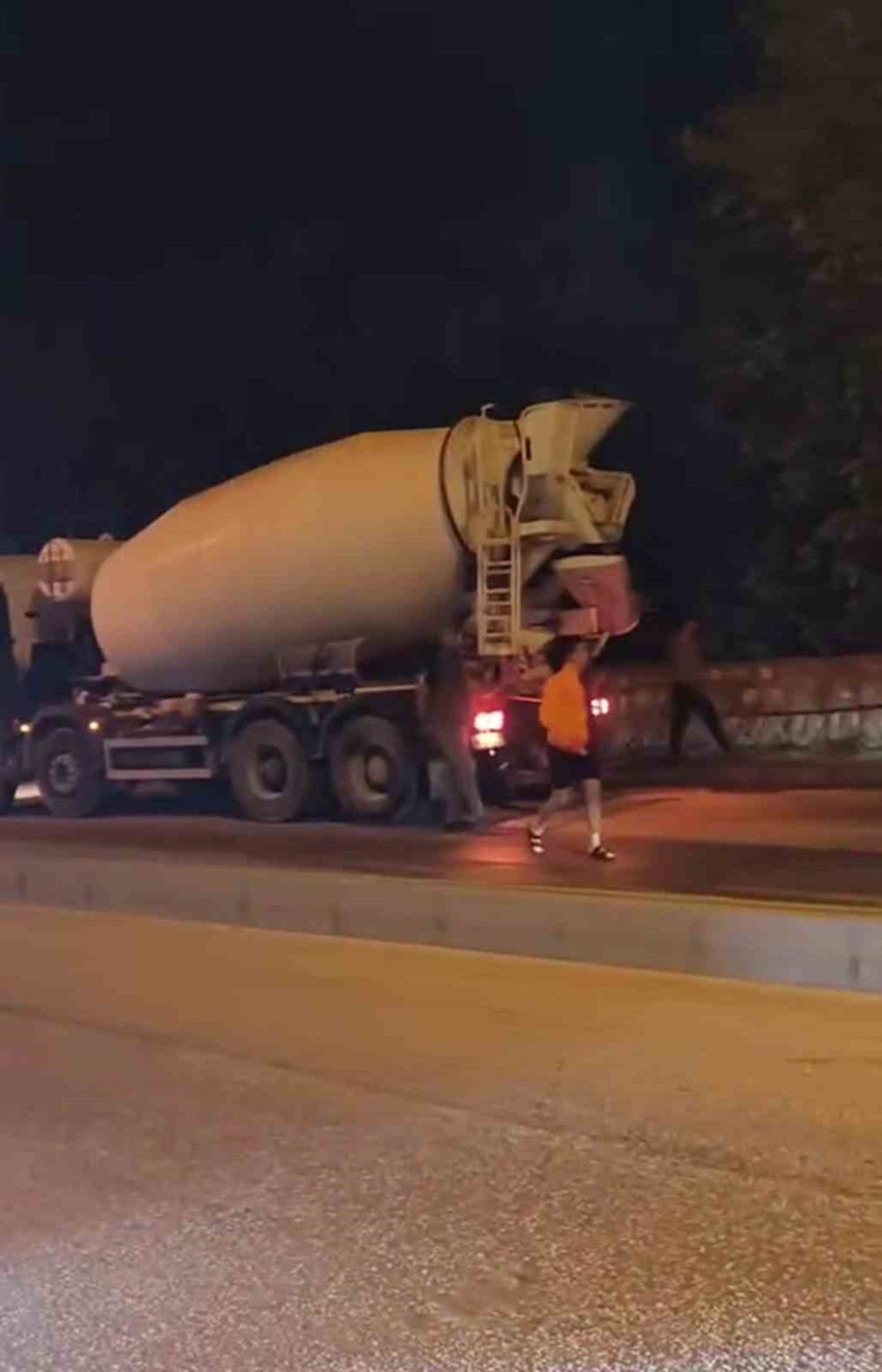 Otomobil Alev Aldı: Mikser Şoförü Facianın Önüne Geçti