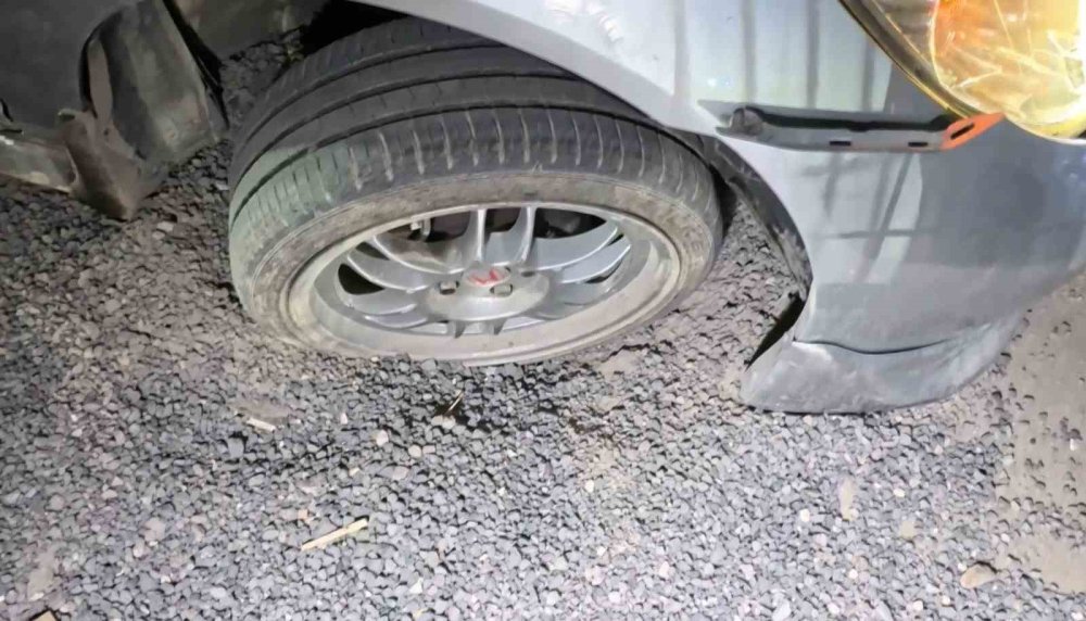 Sürücülere Büyük Şok: Belediye ve MEDAŞ'ın Kazdığı Çukurda Mahsur Kaldılar