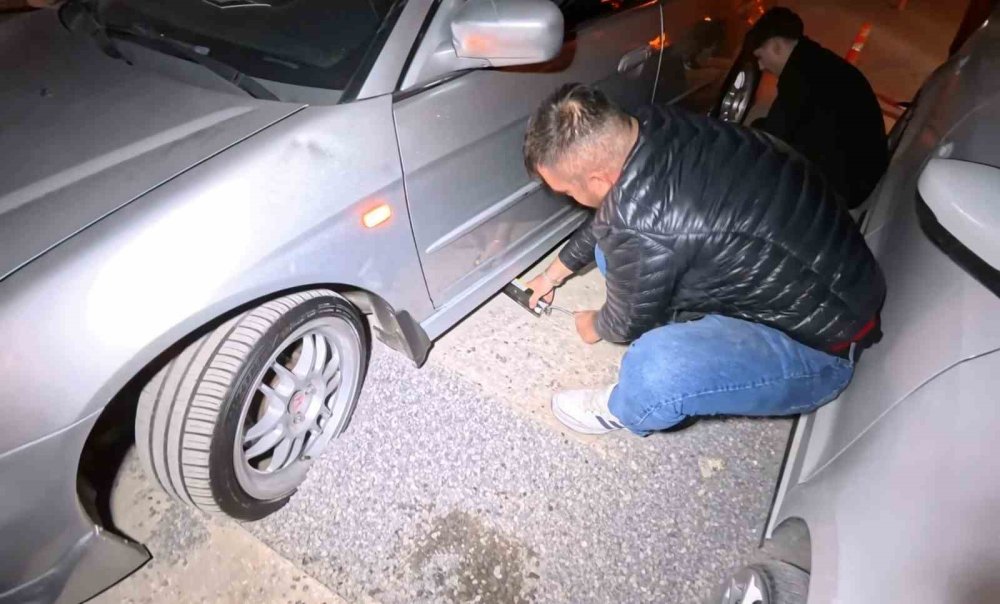 Sürücülere Büyük Şok: Belediye ve MEDAŞ'ın Kazdığı Çukurda Mahsur Kaldılar