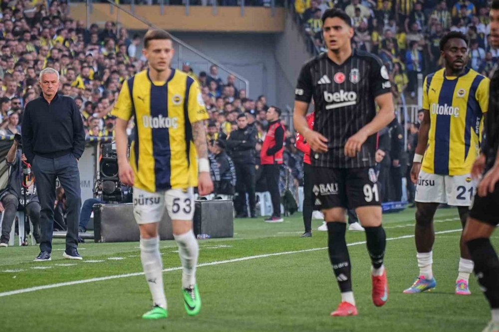 Fenerbahçe'nin Yabancı Teknik Direktör Laneti: Tedesco Tarihi Değiştirebilecek mi?