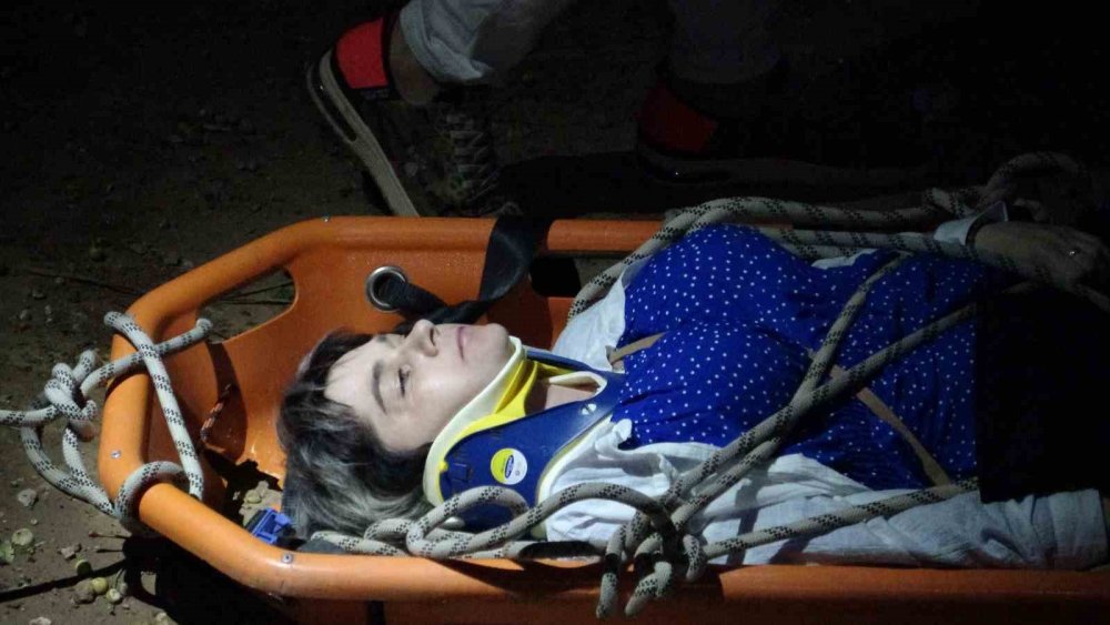 Tabelaya rağmen yürüyen turist kendini çukurda buldu