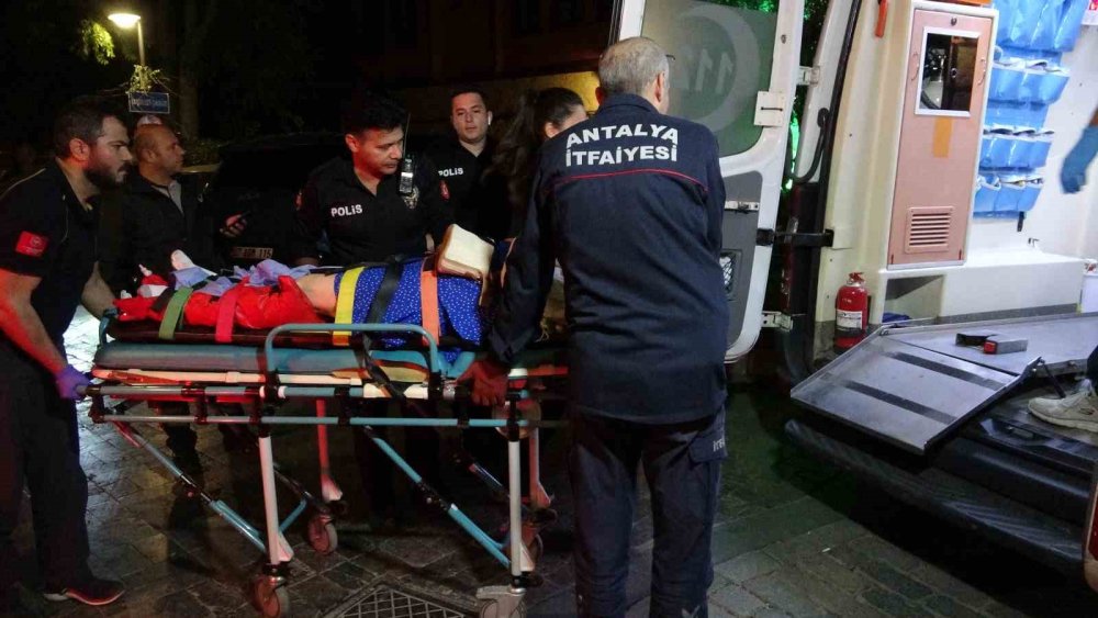 Tabelaya rağmen yürüyen turist kendini çukurda buldu